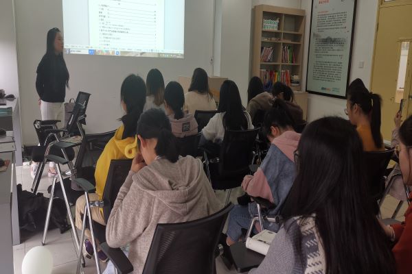 师生积极交流互动