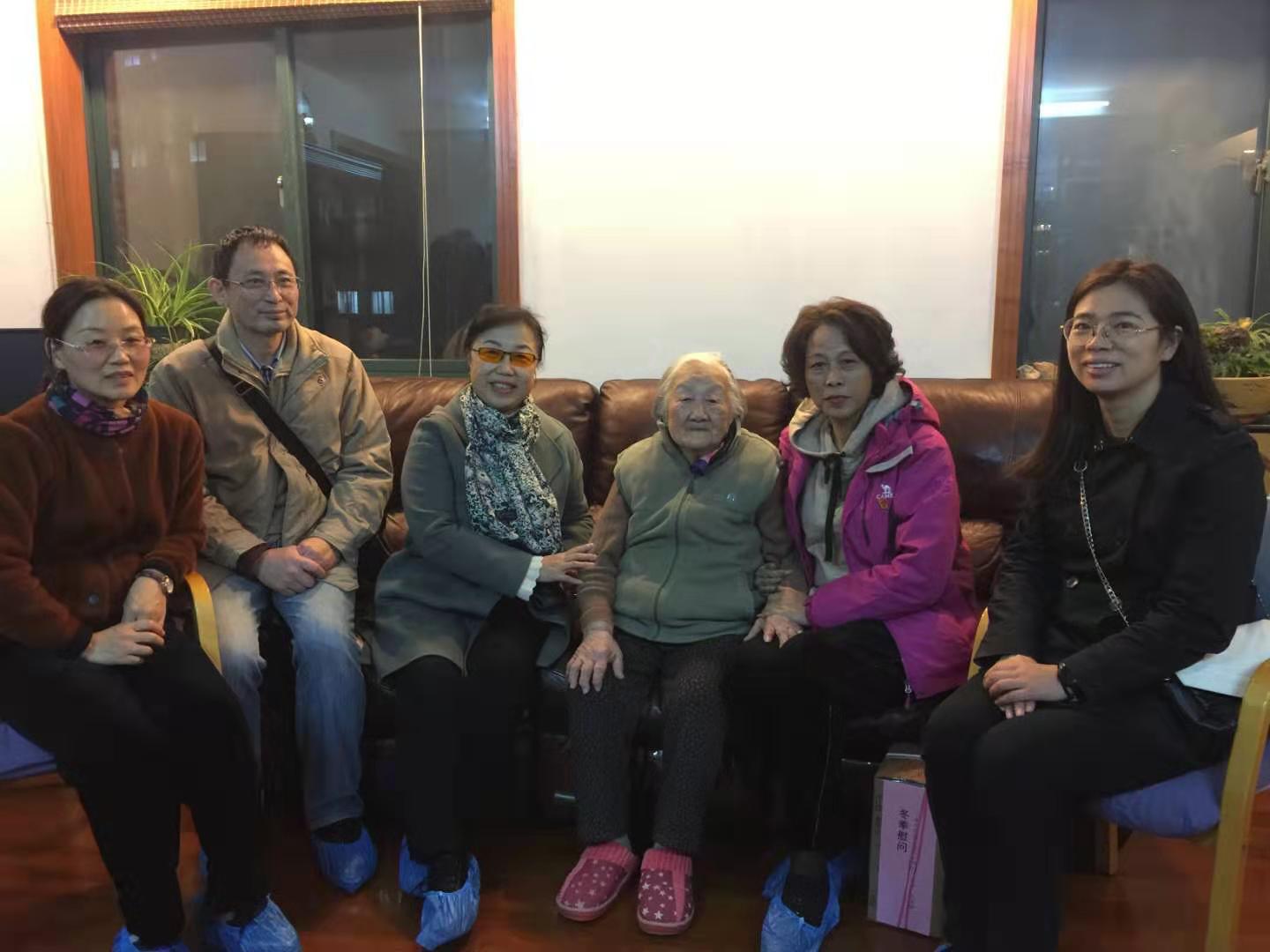 支部党员慰问社区老人