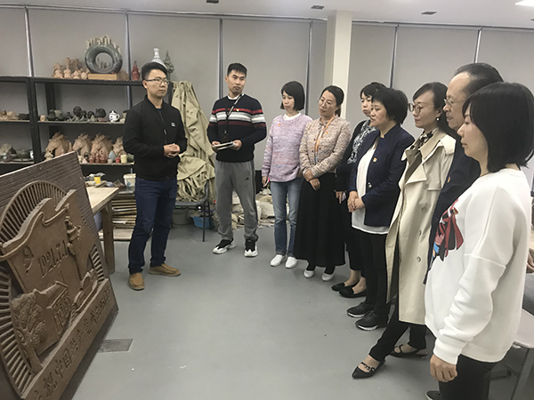 阳明介绍浮雕作品《庆祝建党95周年》的创作