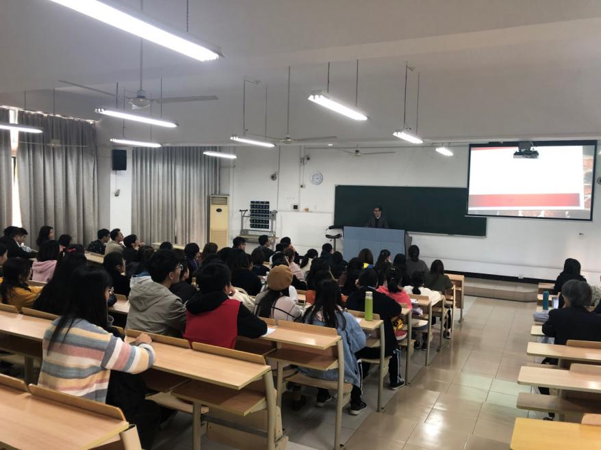 学生们认真聆听讲座的情景