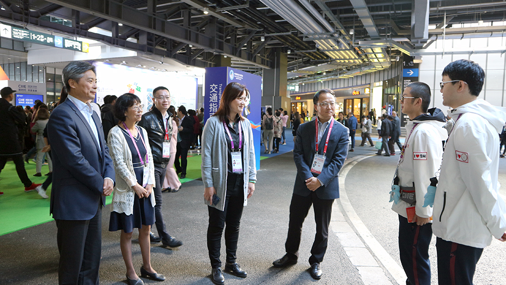 校领导一行走访慰问一线上岗服务的”小叶子“ 