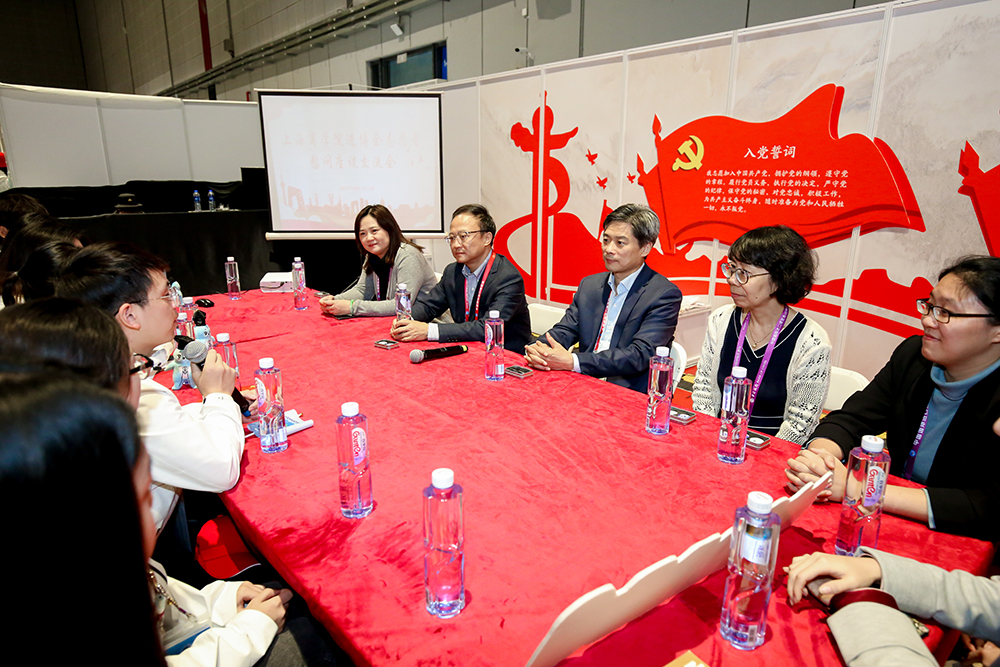 校领导在“志愿者之家”与志愿者亲切座谈