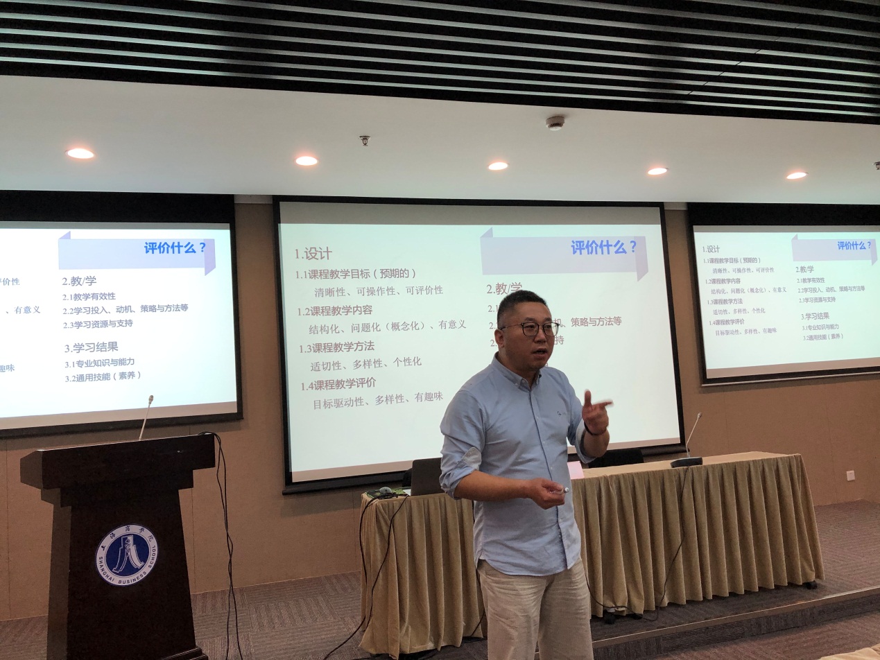 韩映雄教授作专题讲座中 韩映雄教授作专题讲座中