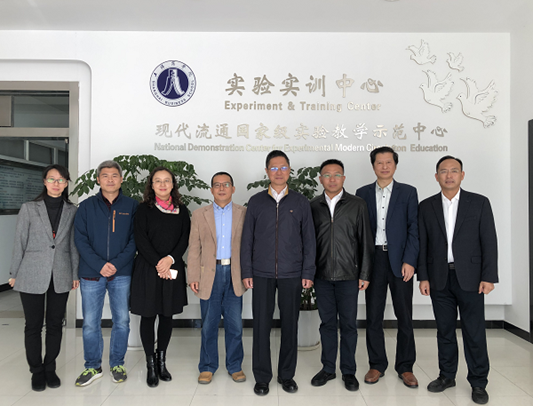 我校教师与专家合影