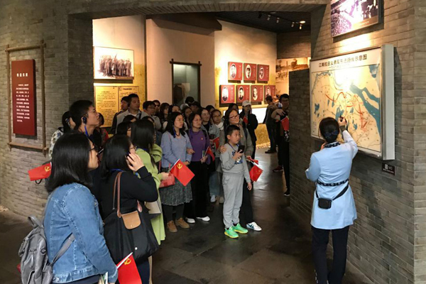 聆听讲解员讲解