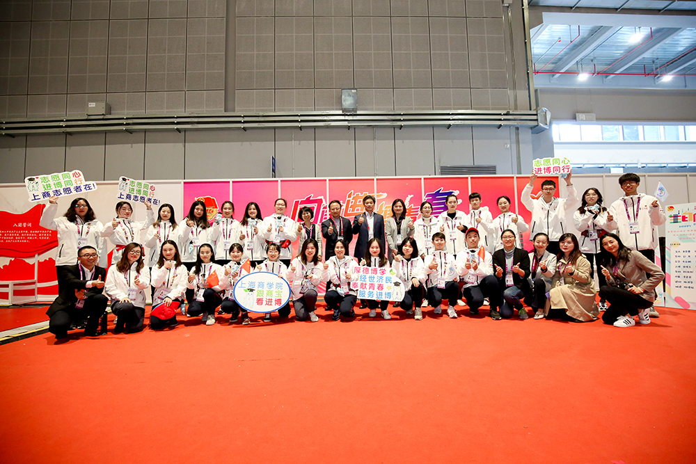 校领导与上商“小叶子”代表合影