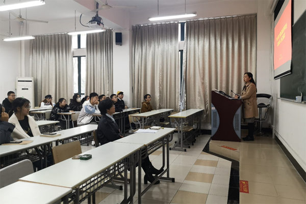 教务处副处长段宝玫为少数民族学生作学业指导交流