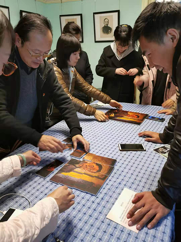 党员们参加情景党课的拼图解谜环节 党员们参加情景党课的拼图解谜环节