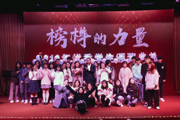 参加晚会的师生合影