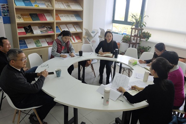 党支部书记吴培培主持会议