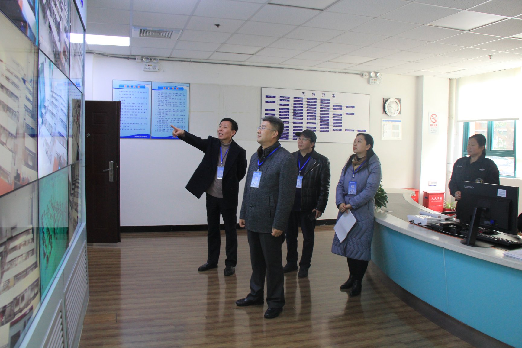 陈剑峰到监控室查看考试情况