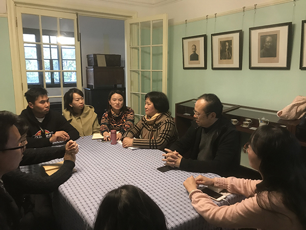 党员们进行学习研讨 党员们进行学习研讨