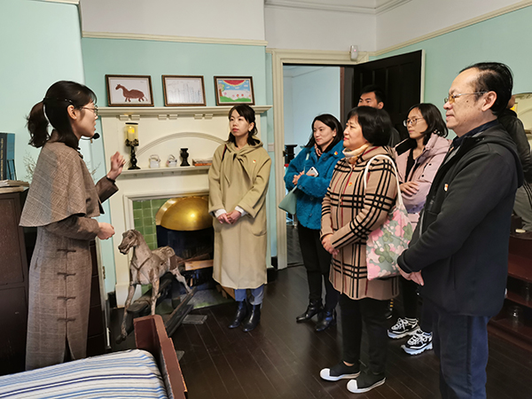 党员们参加情景党课的情景带入环节 党员们参加情景党课的情景带入环节