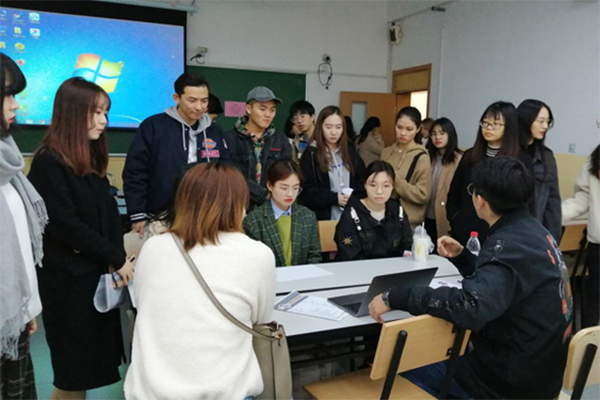 学生们与用人单位现场交流