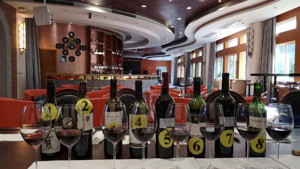 盲品训练中的红葡萄酒