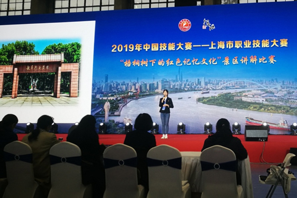 旅游管理学生讲解梧桐树下的红色记忆文化 旅游管理学生讲解梧桐树下的红色记忆文化