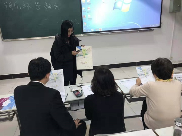 图2参赛选手正在向评委展示广告作品