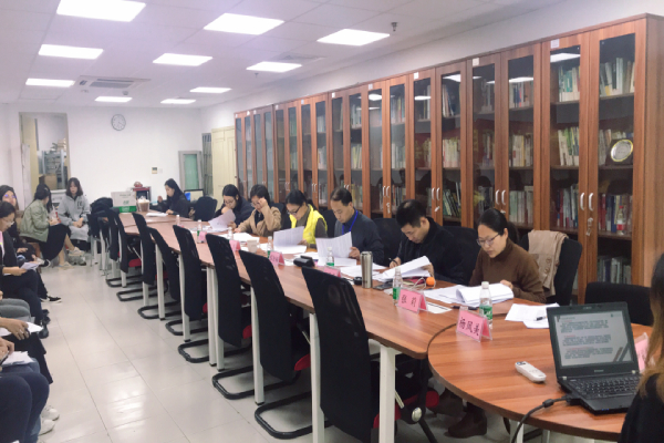 评审老师们认真阅读项目报告 评审老师们认真阅读项目报告