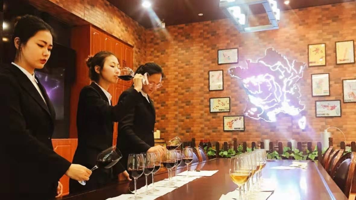 选手进行红白葡萄酒盲品训练