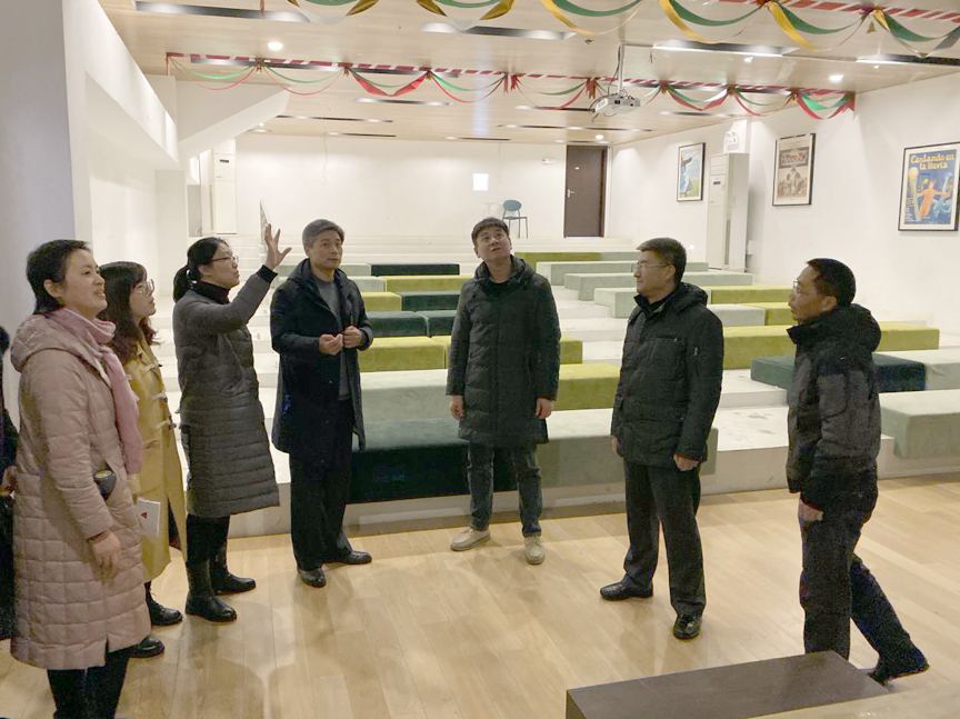 校长唐海燕,副校长陈剑峰在奉浦校区进行安全检查