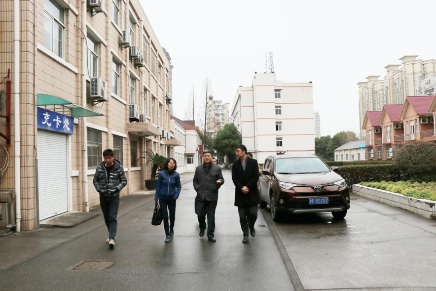 副校长贺瑛,副校长陈剑峰在国权路院区进行安全检查