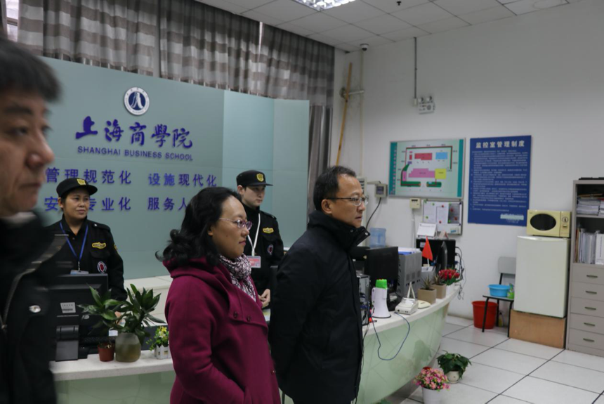 党委书记沈大明,党委副书记劳晓芸在徐汇校区进行安全检查