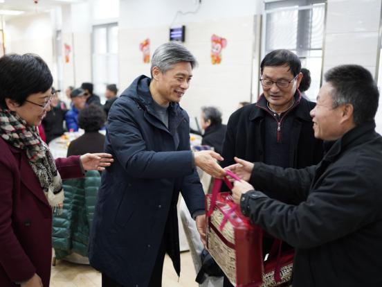 唐海燕向离退休教职工代表发放慰问品