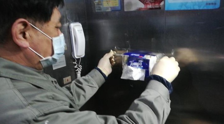 物业对公用电梯做好消毒保障