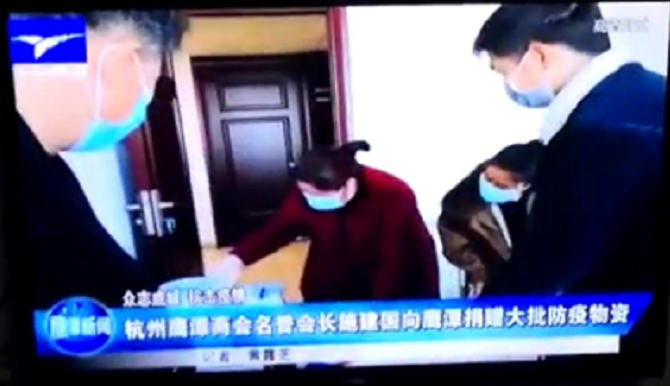 学生一家捐赠大批防疫物资的新闻报道