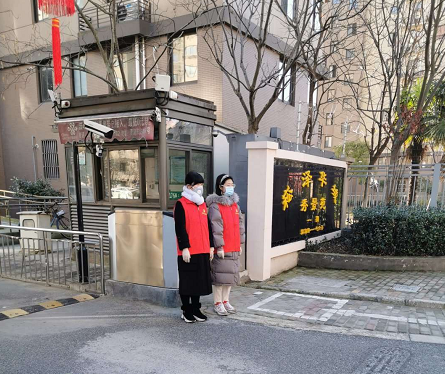 蔡思雨同学在社区志愿者服务 蔡思雨同学在社区志愿者服务