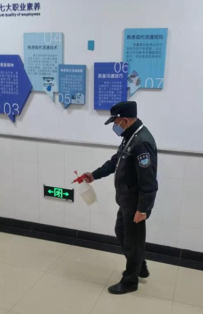 保安队员对公用楼道做好每天消毒