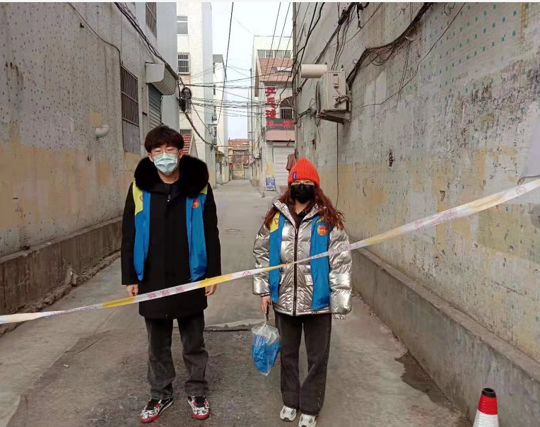 入党积极分子于天龙在社区做志愿者活动 入党积极分子于天龙在社区做志愿者活动