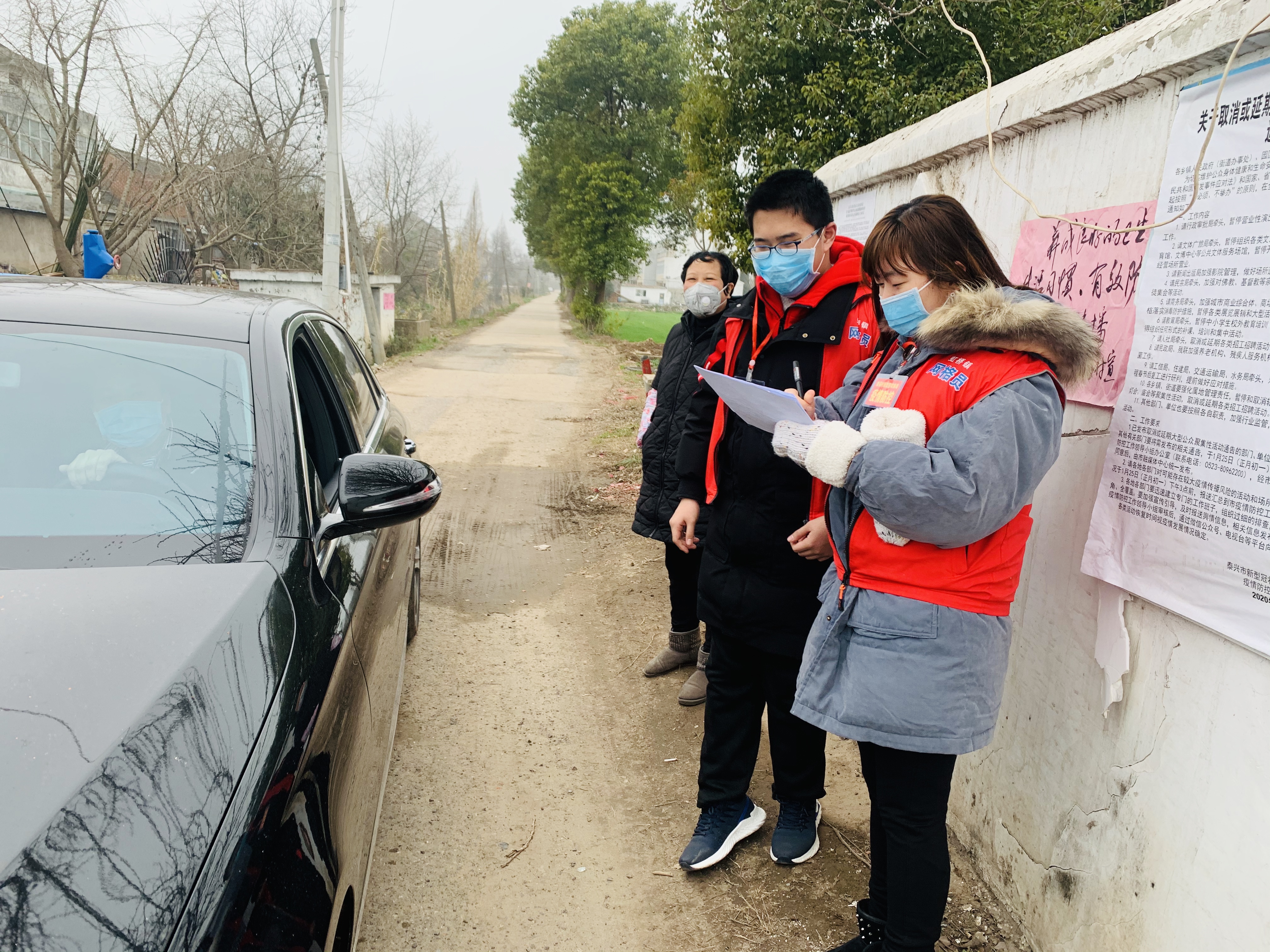 刘丽同学参加当地志愿者服务 刘丽同学参加当地志愿者服务