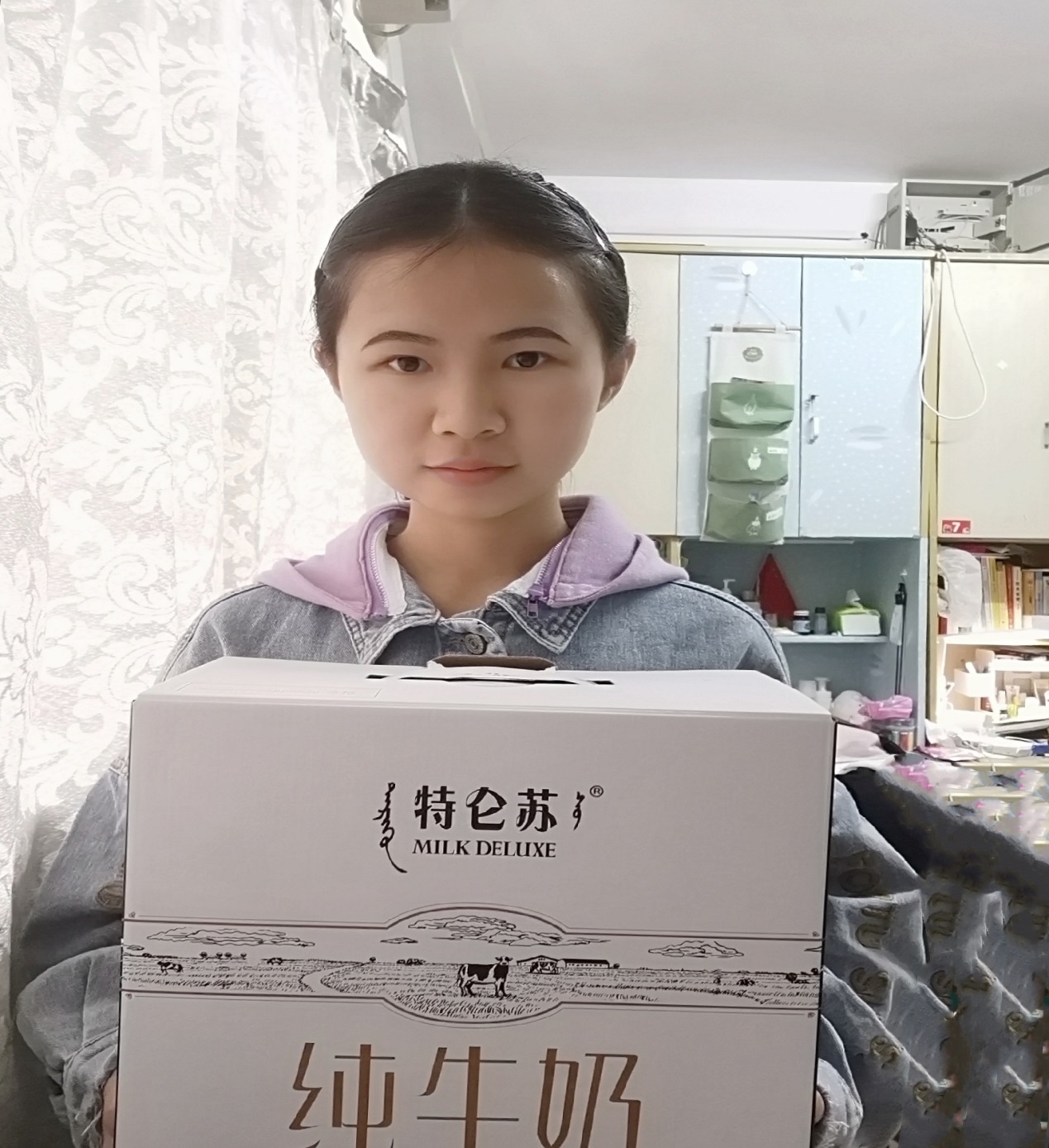 慰问学生并送上牛奶 慰问学生并送上牛奶