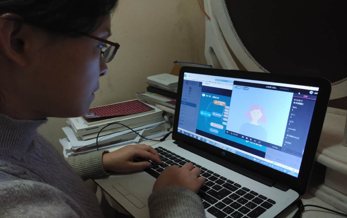 陈雪芩进行网络教学