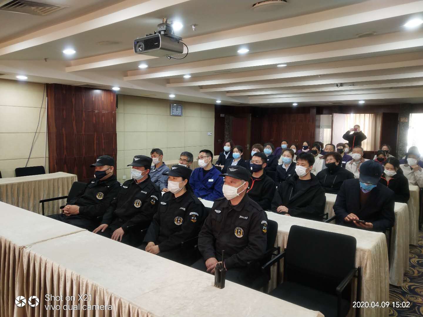 奉浦校区保安队集中观看直播课
