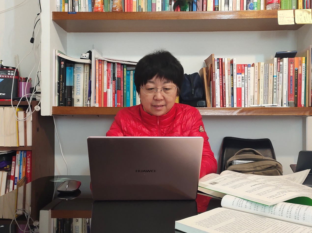 朱文敏认真备课