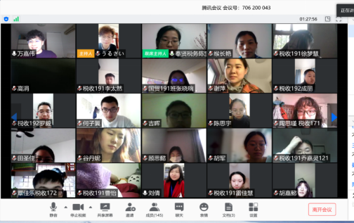 演讲结束师生与税务局干部交流