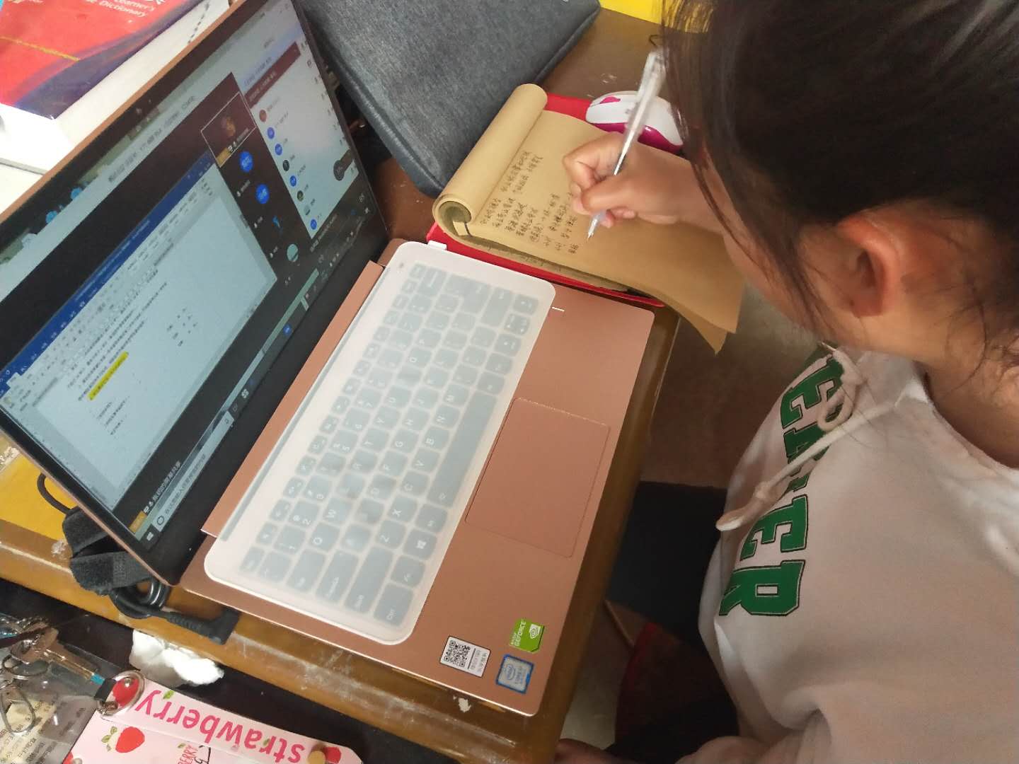 张艳霞认真工作