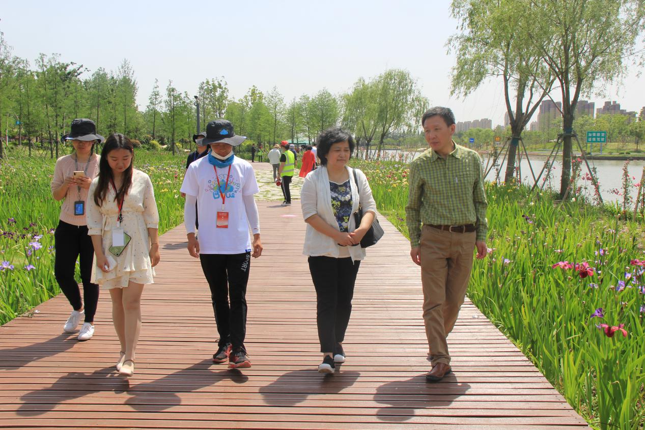 我校学生介绍实践作品情况