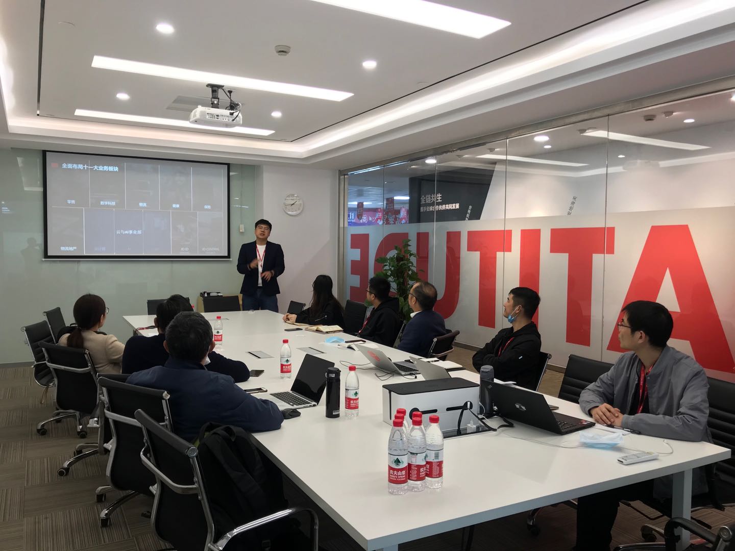 殷延海老师等与相关企业洽谈