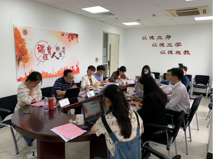 商务经济学院党总支副书记、院长李育冬点评发言