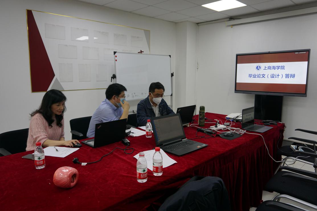 第一答辩组评委现场讨论