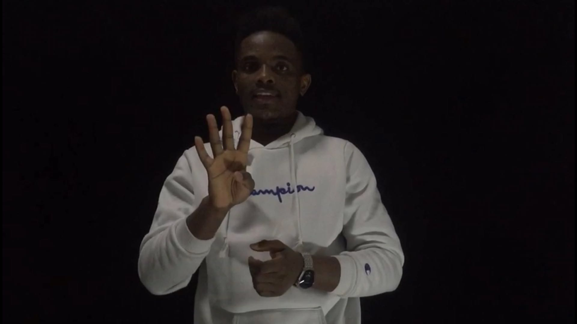 外国留学生AIMEE发来的祝贺校庆的视频截图 外国留学生AIMEE发来的祝贺校庆的视频截图