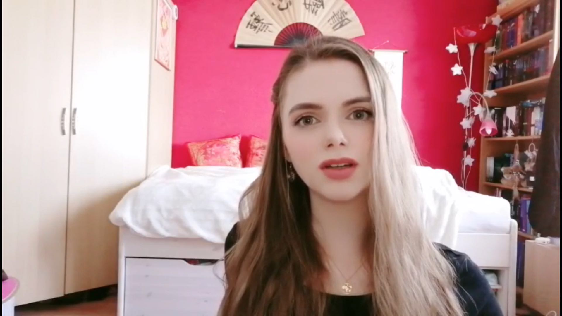 外国留学生MONA发来的祝贺校庆的视频截图 外国留学生MONA发来的祝贺校庆的视频截图