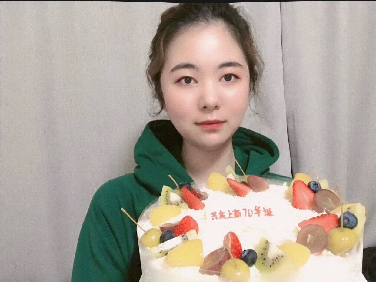 裴蓓与蛋糕合影