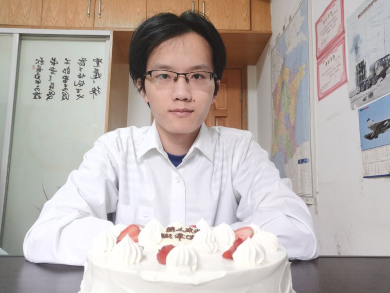 邹祖豪与蛋糕合影