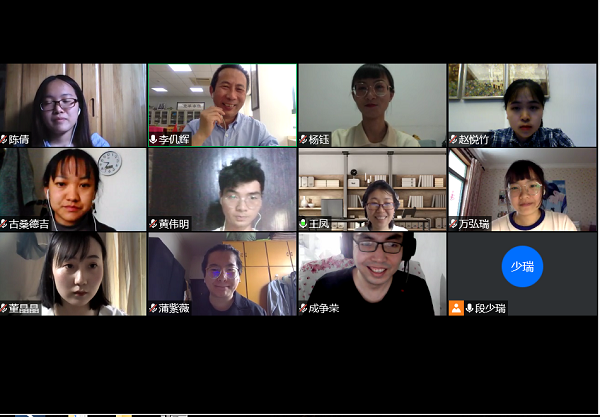 同学进行毕业答辩