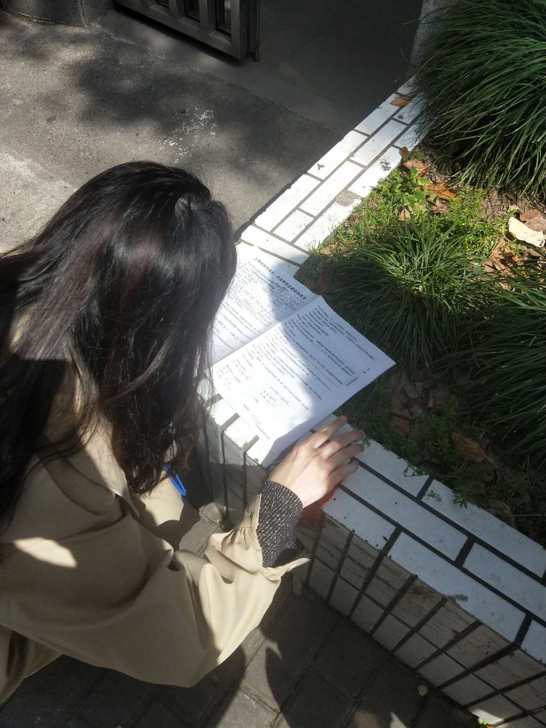 潘磊老师在校门口指导学生填写就业协议