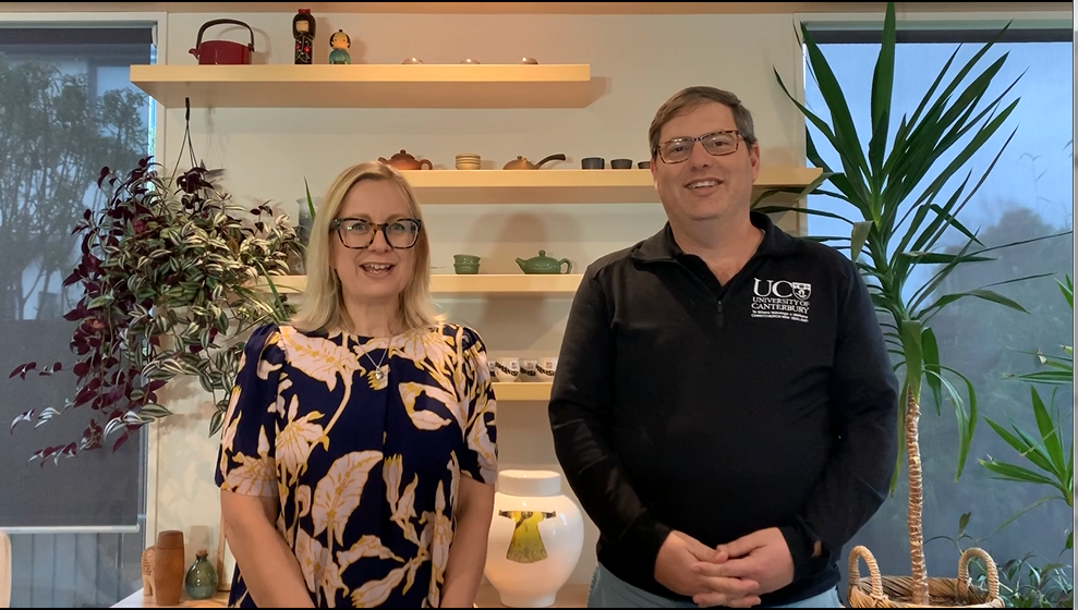 新西兰坎特伯雷大学国际交流处处长Laura Meriluoto以及经济法学院院长Ian MacDonald